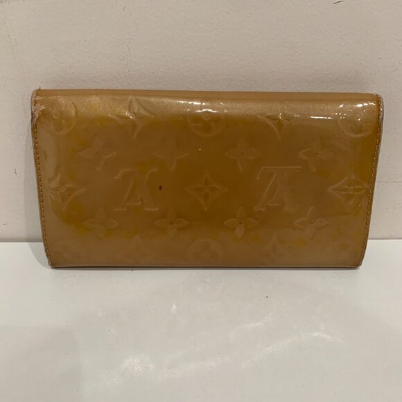 Louis Vuitton Beige Vernis Sara Wallet (used, some peeling) - Picture 2 of 16